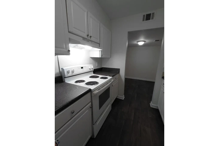 $945 : 1 Bedroom Available Now !! :D image 3