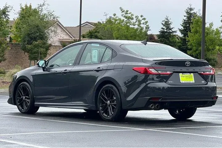 $28477 : Toyota Camry 2025 SE 4dr Sed image 3