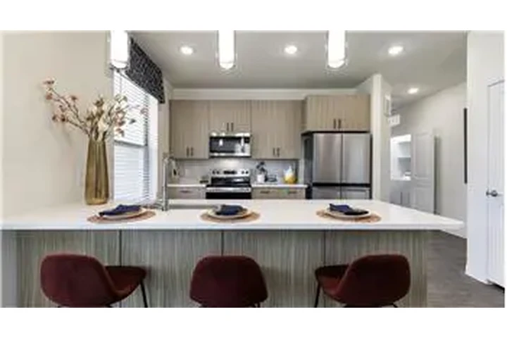 $2060 : Rental property with 3 bedro image 3