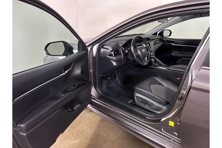 $18743 : 2019 Camry SE image 2