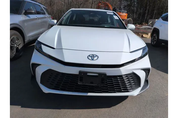 $27913 : Toyota Camry 2025 SE 4dr Sed image 2