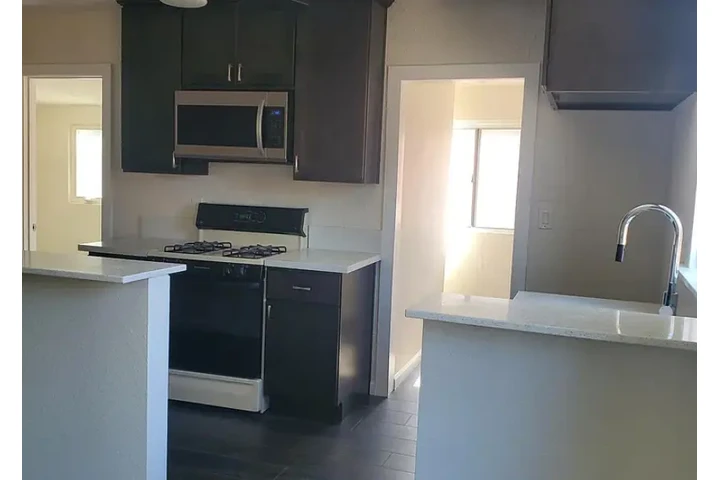 $1050 : with utilities 🏝South Gate🏝 image 1