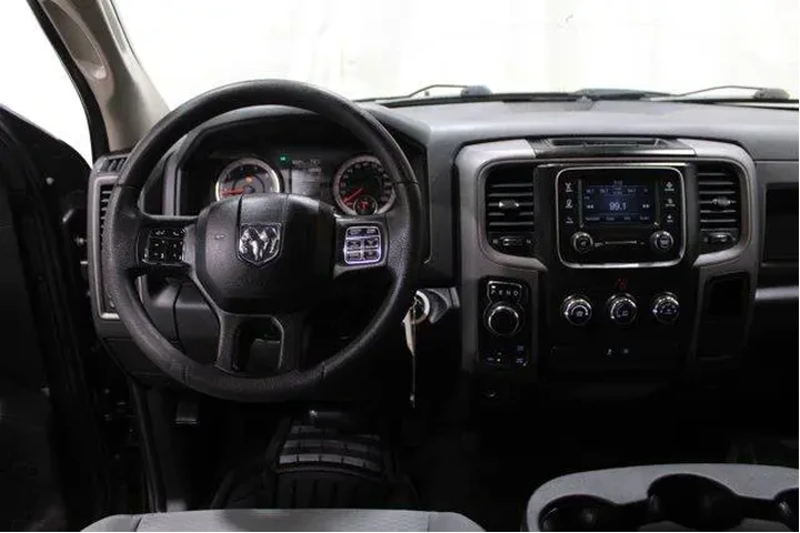 $15982 : Ram 1500 2017 4x4 Express 4d image 2