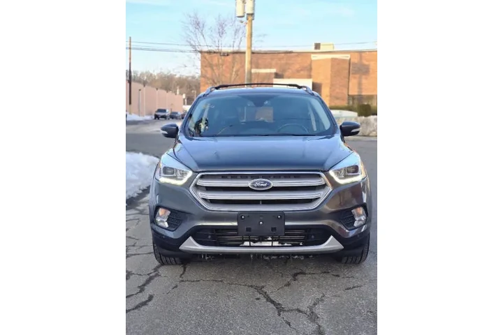 $8500 : 2019 Escape Titanium image 1