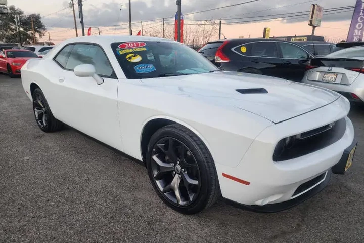 $14599 : 2018 Challenger SXT Plus image 2