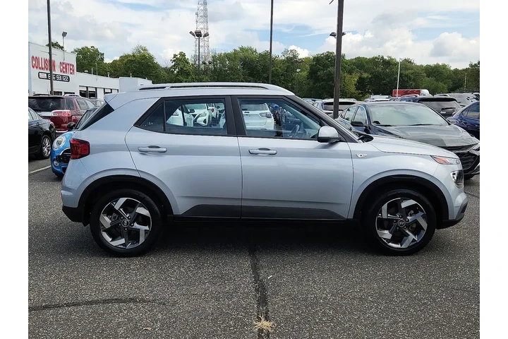 $15895 : Hyundai VENUE 2022 SEL 4dr C image 6