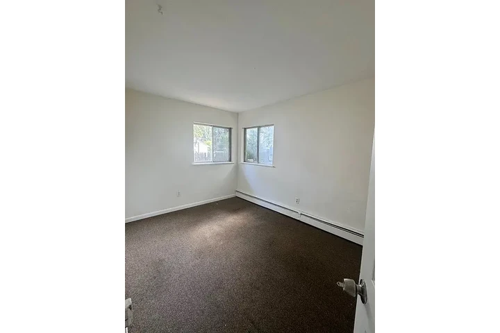 $800 : Beautiful Home...Mastic, NY image 3
