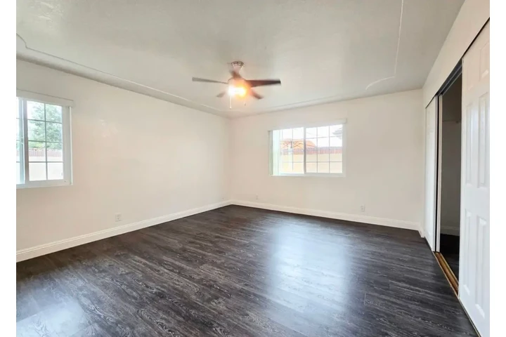 $2475 : 3Bed 2Bath Home in Vermont Ave image 4