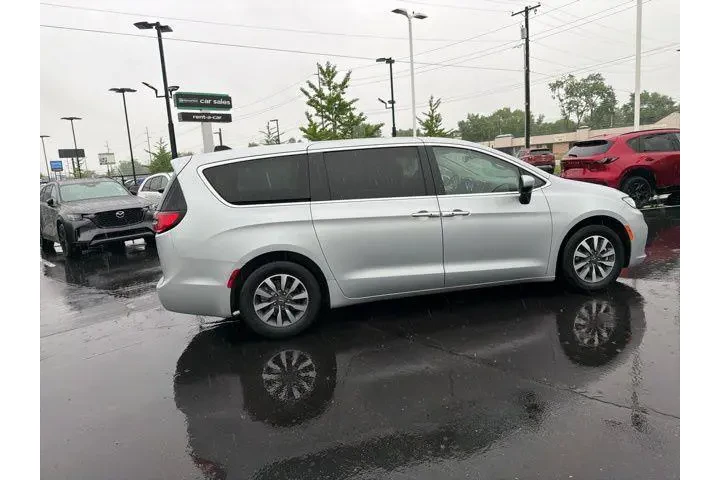 $27980 : Chrysler Pacifica Plug-In Hy image 6