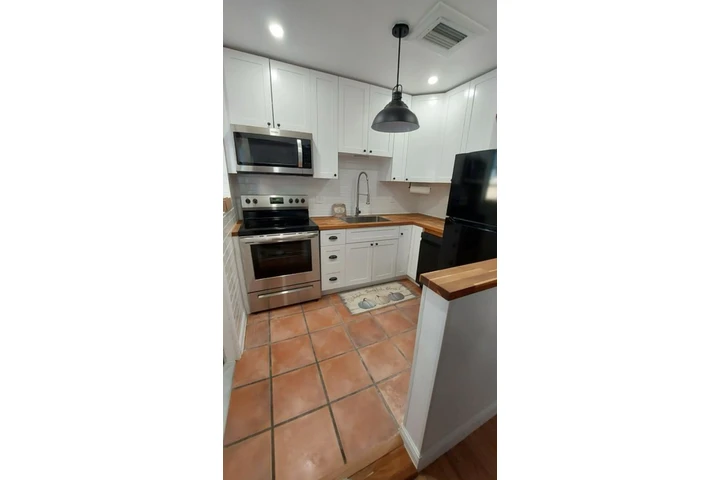 $2300 : 2 Bed Home in Coral Gables image 5