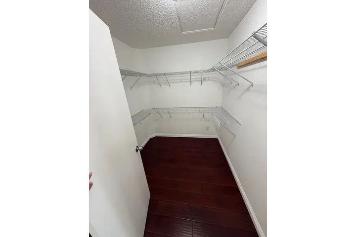$1500 : Welcome to this stunning 3-bed image 9