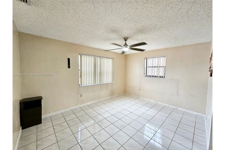 $900 : Spacious and well-maintained 2 image 4
