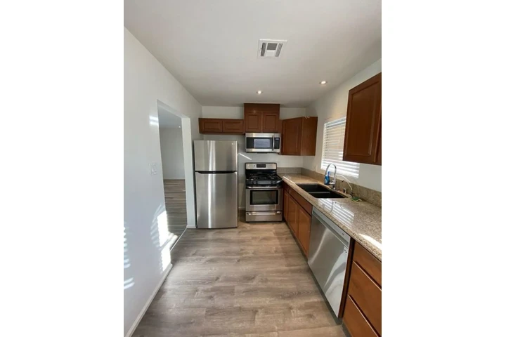 $2400 : 3 Bedroom Home in Gardena image 4