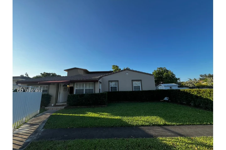 $1400 : Se renta habitación image 1