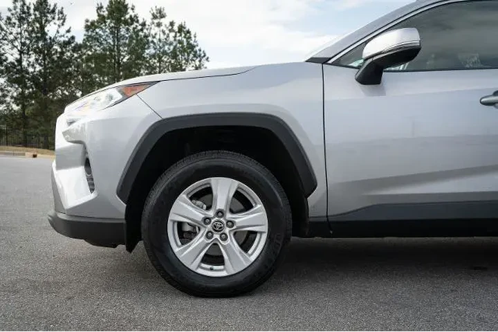 $24987 : Toyota RAV4 2021 XLE 4dr SUV image 4