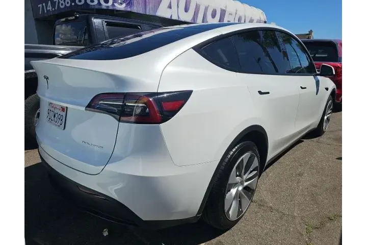$30600 : Tesla Model Y 2023 AWD 4dr C image 2