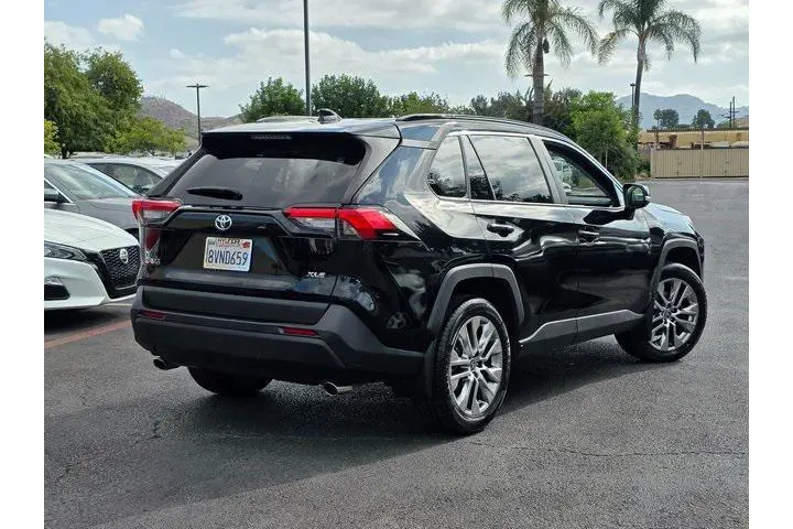 $23995 : Toyota RAV4 2021 XLE Premium image 5