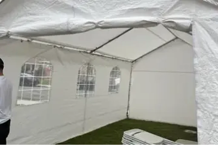 SILLAS Y MESAS DE RENTA image 1