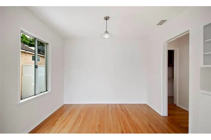 $2400 : 3 Bedroom Home in South Gate image 3