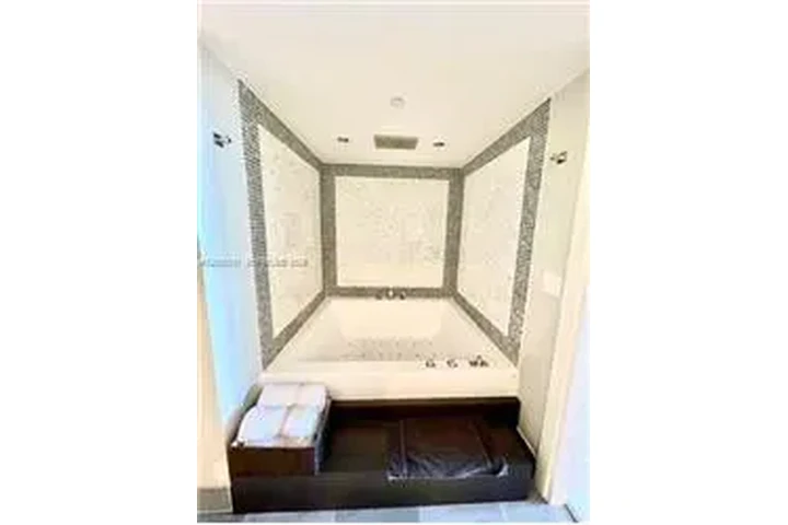 $5000 : Rental property with 1 bedro image 9
