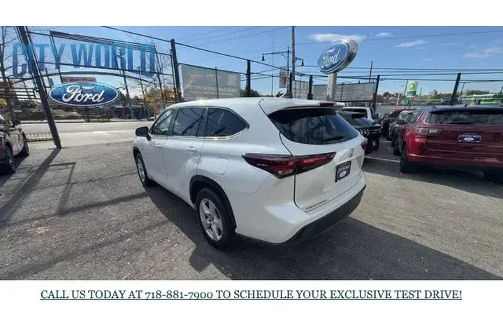 $31388 : Toyota Highlander 2024 LE 4d image 3