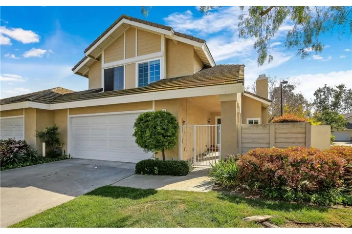 $2300 : 3 Bedroom Apartment in LA image 1