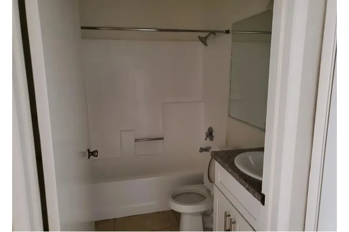 $1400 : Beautiful 1 bedroom Apt in LA image 6