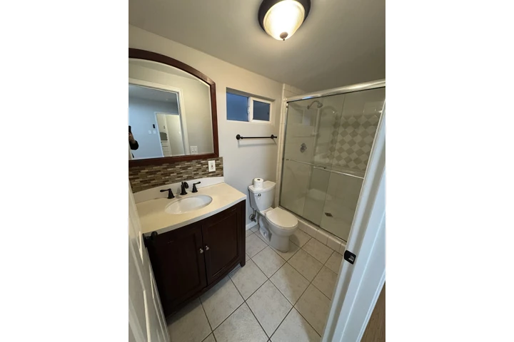 $1300 : RENTO CUARTO GRANDE BUENA ÁREA image 1