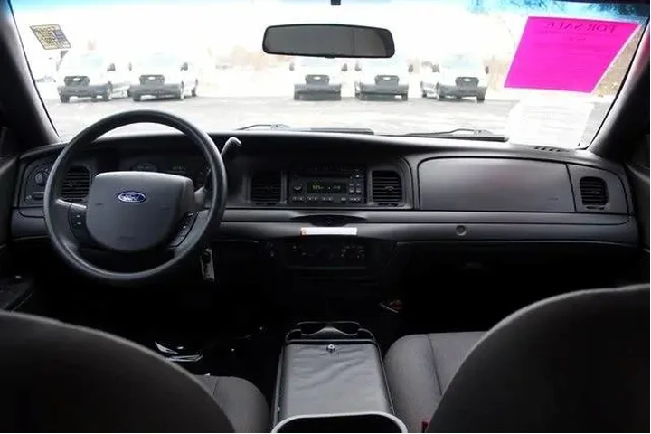 $8905 : Ford Crown Victoria 2009 Pol image 5