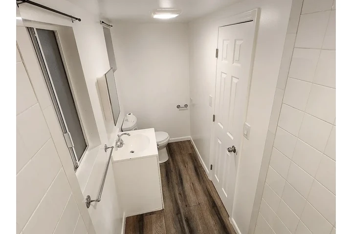 $1000 : Spanish-style, freshly remodel image 7