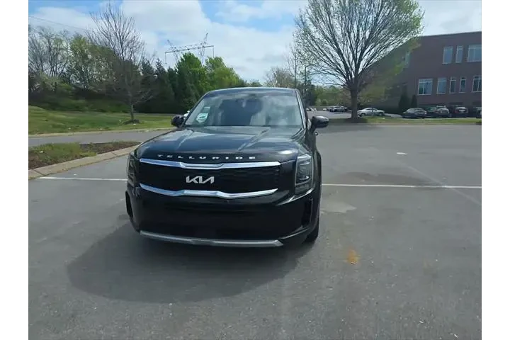 $20493 : Kia Telluride 2022 AWD LX 4d image 2