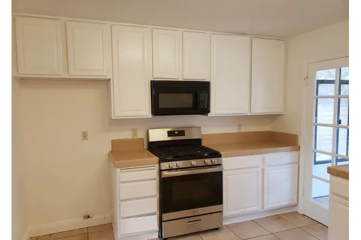 $2390 : Beautiful 2bed in LA image 5