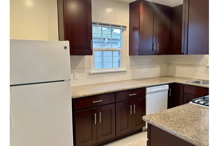 $1450 : Spacious 1 Bedroom 1 Bath Apt image 3