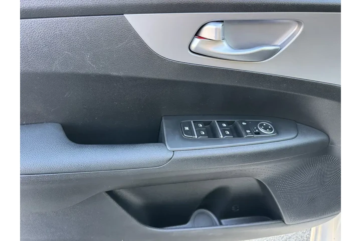 $14776 : Kia Forte 2023 LX 4dr Sedan image 10