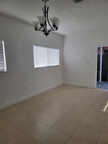 $2300 : Apartamento 2/1 Hialeah image 4