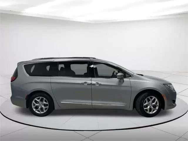 $14190 : Pre-Owned 2018 Pacifica Touri image 2