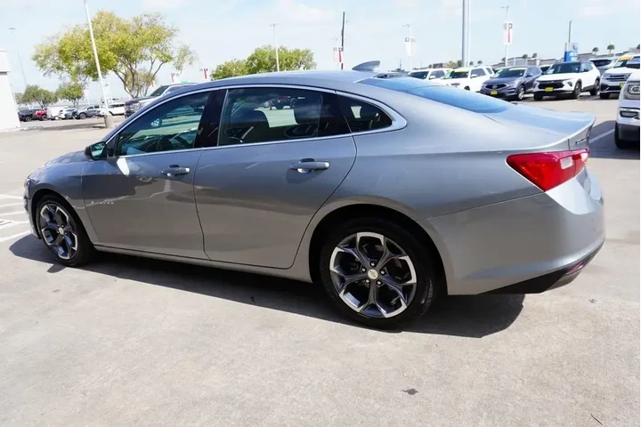 $18988 : Chevrolet Malibu 2024 LT 4dr image 4