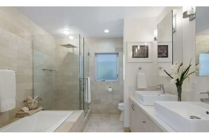 $2465 : 3Beds/2Baths in W Pico Blvd image 8