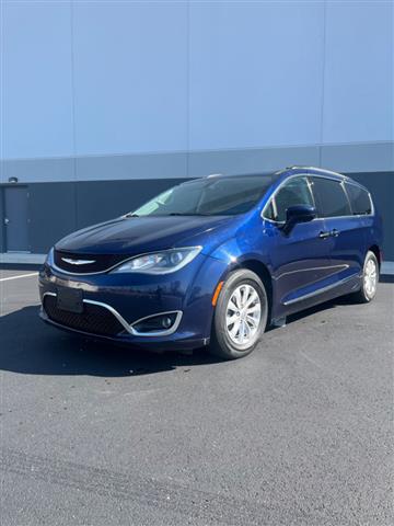 $13995 : 2017 Pacifica Touring-L image 5