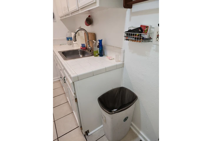 $600 : Tiene grande Cosina y Baño image 2