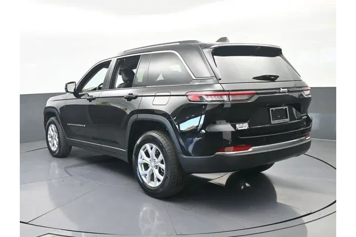 $32000 : Jeep Grand Cherokee 2024 4x2 image 4