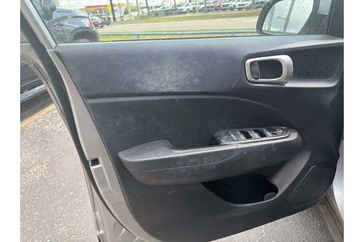 $15936 : Hyundai VENUE 2023 SEL 4dr C image 8