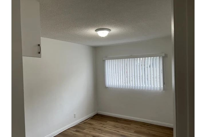 $2195 : CUDAHY APARTAMENTO image 6