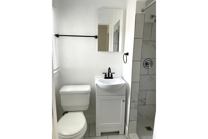 $1349 : Renovated Studio Ktown image 5