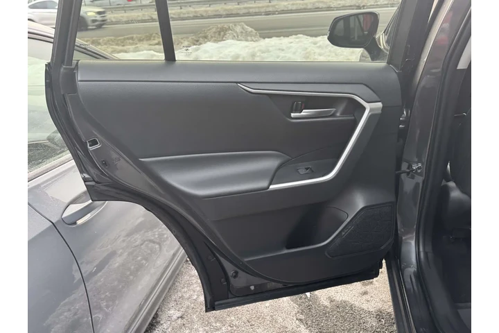 $30985 : Toyota RAV4 2023 AWD XLE Pre image 7