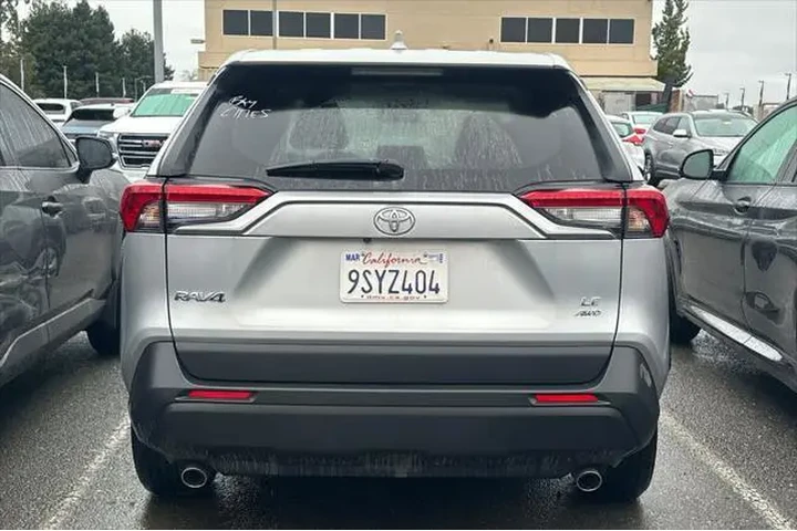 $28990 : Toyota RAV4 2025 AWD LE 4dr image 4