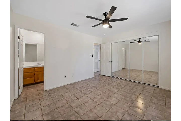 $1050 : beautifully Freshly painted image 2