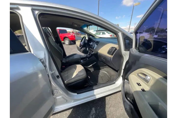 2016 Rio LX image 9