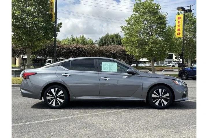 $15999 : Nissan Altima 2021 2.5 SV 4d image 2