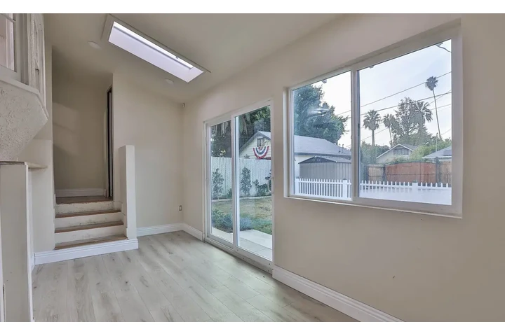 $1000 : stunning spacious updated home image 5